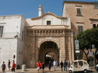 Oltrepassato il ponte, subito sulla sinistra appare il maestoso Arco marchesale (conosciuto anche come Porta Grande), che fa parte della cinquecentesca cinta muraria che immette nel borgo antico